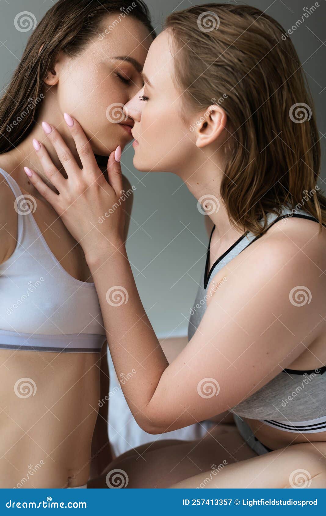 Chicas lesbianas besandose