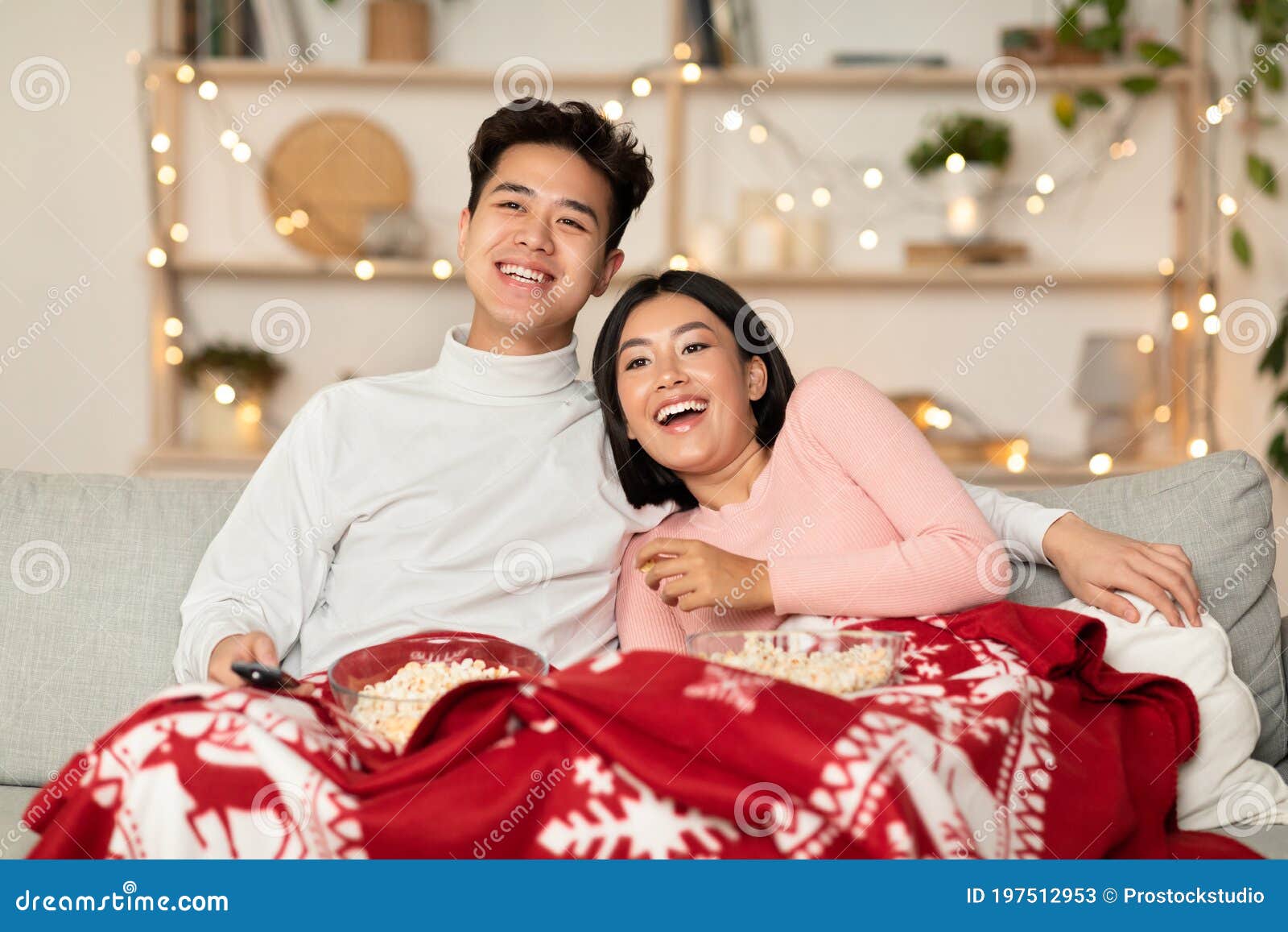 Pareja Vietnamita Viendo La Televisión En La Noche De Navidad En Casa Imagen de archivo - Imagen de tarde, interior: 197512953 Pareja Vietnamita Viendo La Televisión En La Noche De Navidad En Casa Imagen de archivo - Imagen de tarde, interior: 197512953