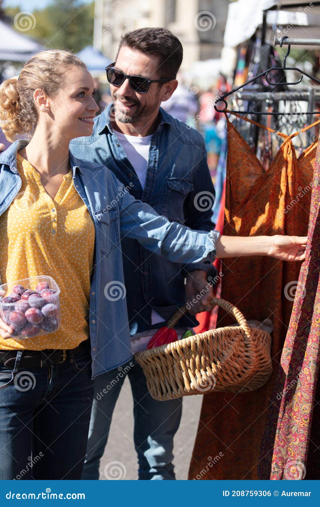 https://thumbs.dreamstime.com/z/pareja-visitando-el-mercado-de-ropa-al-aire-libre-un-208759306.jpg