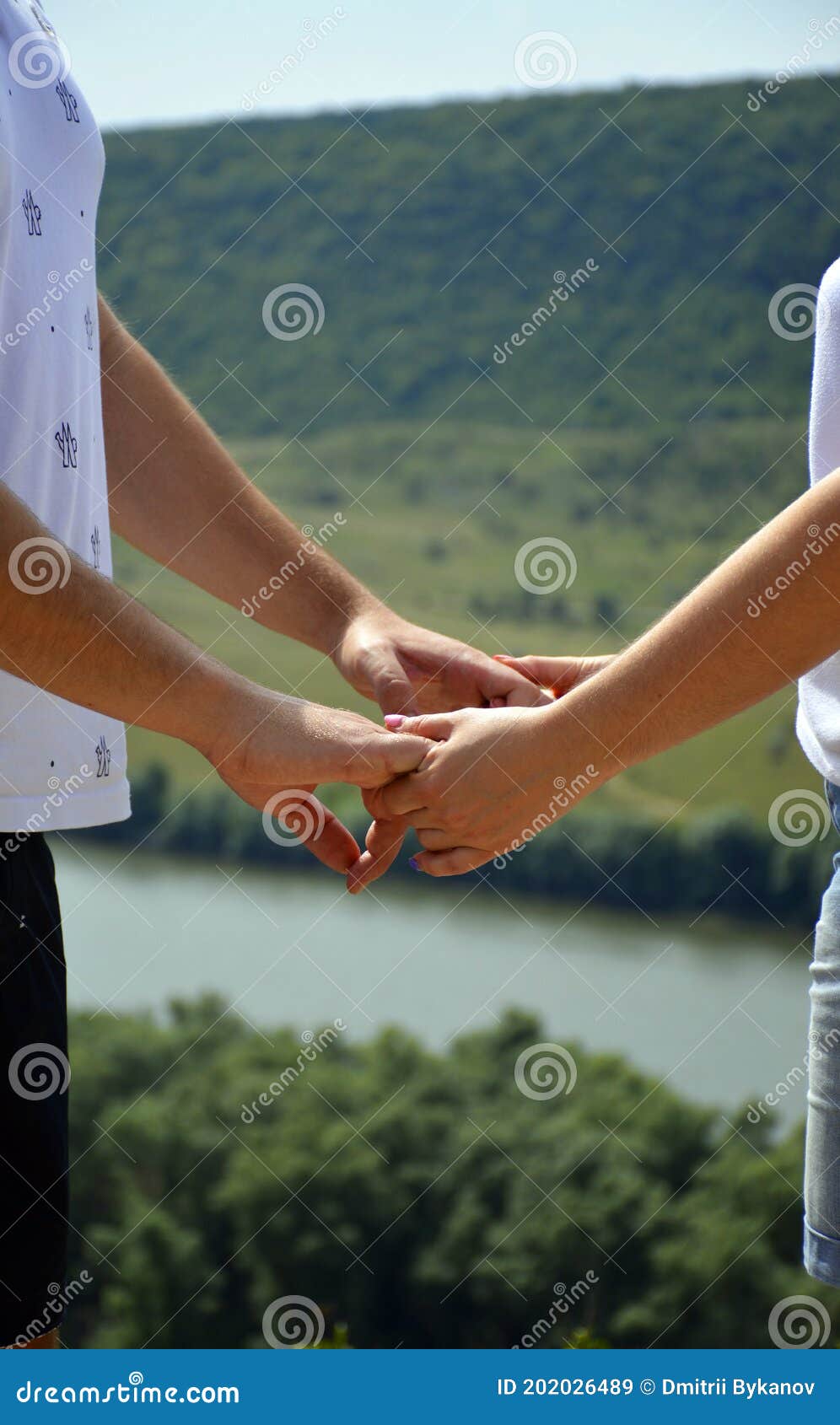 Parejas En El Amor Que Tiene Las Manos Imagen de archivo - Imagen de verano, persona: 202026489 Parejas En El Amor Que Tiene Las Manos Imagen de archivo - Imagen de verano, persona: 202026489