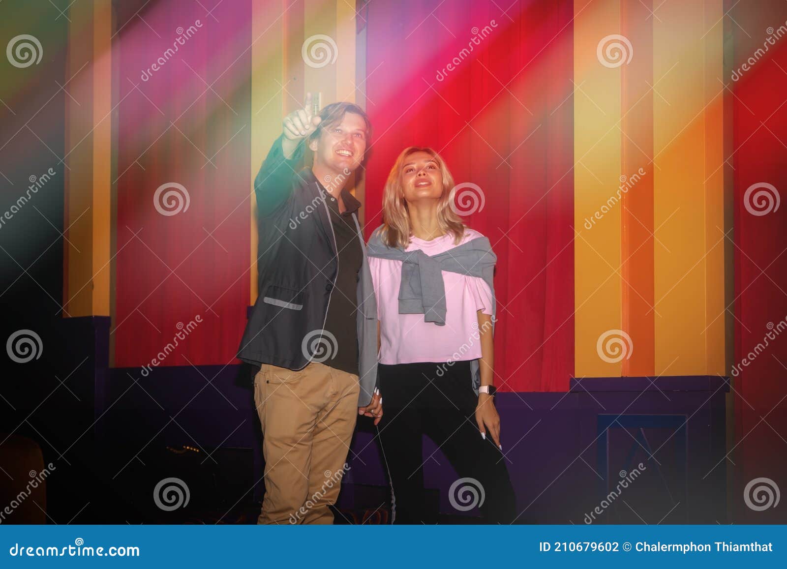 Parejas En Una Cita Para Ver Una Película En Un Cine De Lujo Foto de archivo - Imagen de felicidad, hermoso: 210679602 Parejas En Una Cita Para Ver Una Película En Un Cine De Lujo Foto de archivo - Imagen de felicidad, hermoso: 210679602