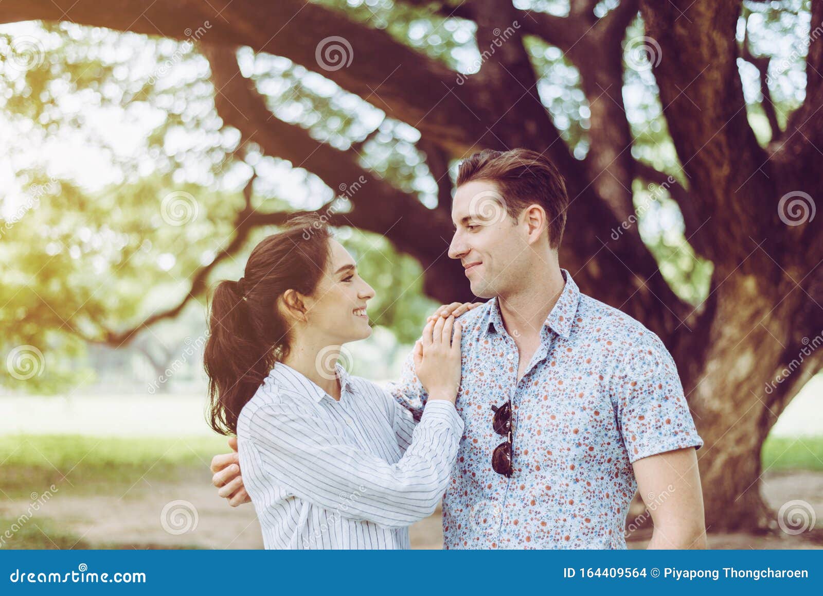 Parejas Enamoradas Abrazándose En El Parque, Románticas Y Disfrutando En Momentos De Felicidad, Felices Y Sonrientes Foto de archivo - Imagen de abrazo, muchacha: 164409564 Parejas Enamoradas Abrazándose En El Parque, Románticas Y Disfrutando En Momentos De Felicidad, Felices Y Sonrientes Foto de archivo - Imagen de abrazo, muchacha: 164409564