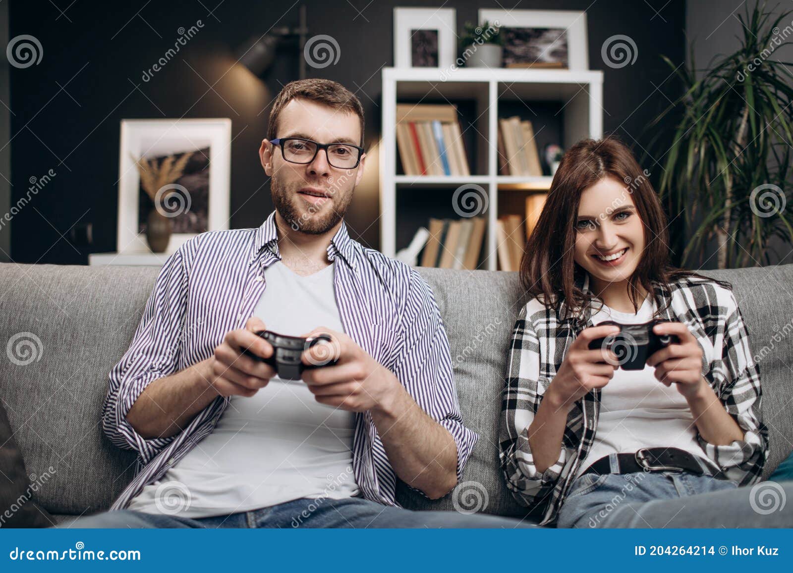 Parejas Jovenes Utilizando Las Palancas De Mando Para Jugar Juegos Foto De Archivo Imagen De Hospitalidad Alegre 204264214