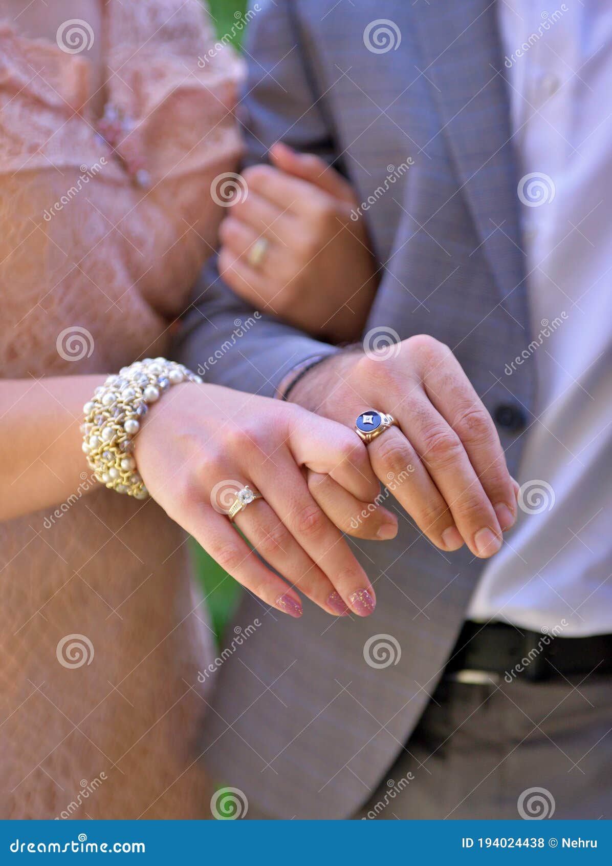 Parejas Recién Casadas Manos Con Anillos De Boda Foto de archivo - Imagen de floral, nana: 194024438 Parejas Recién Casadas Manos Con Anillos De Boda Foto de archivo - Imagen de floral, nana: 194024438