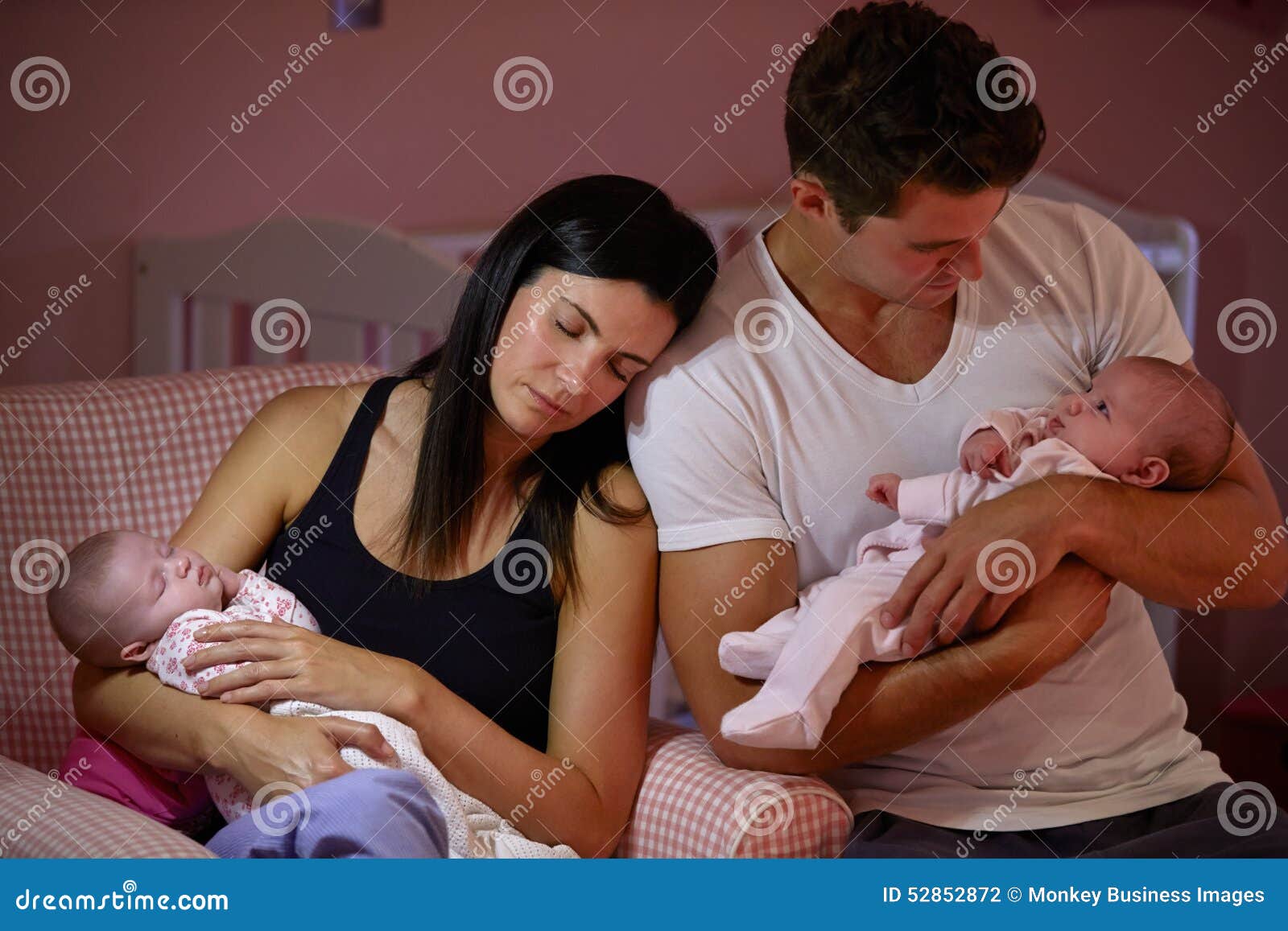 Parents Fatigues Caressant Les Filles Jumelles De Bebe Dans La Creche Photo Stock Image Du Nuit Enfants