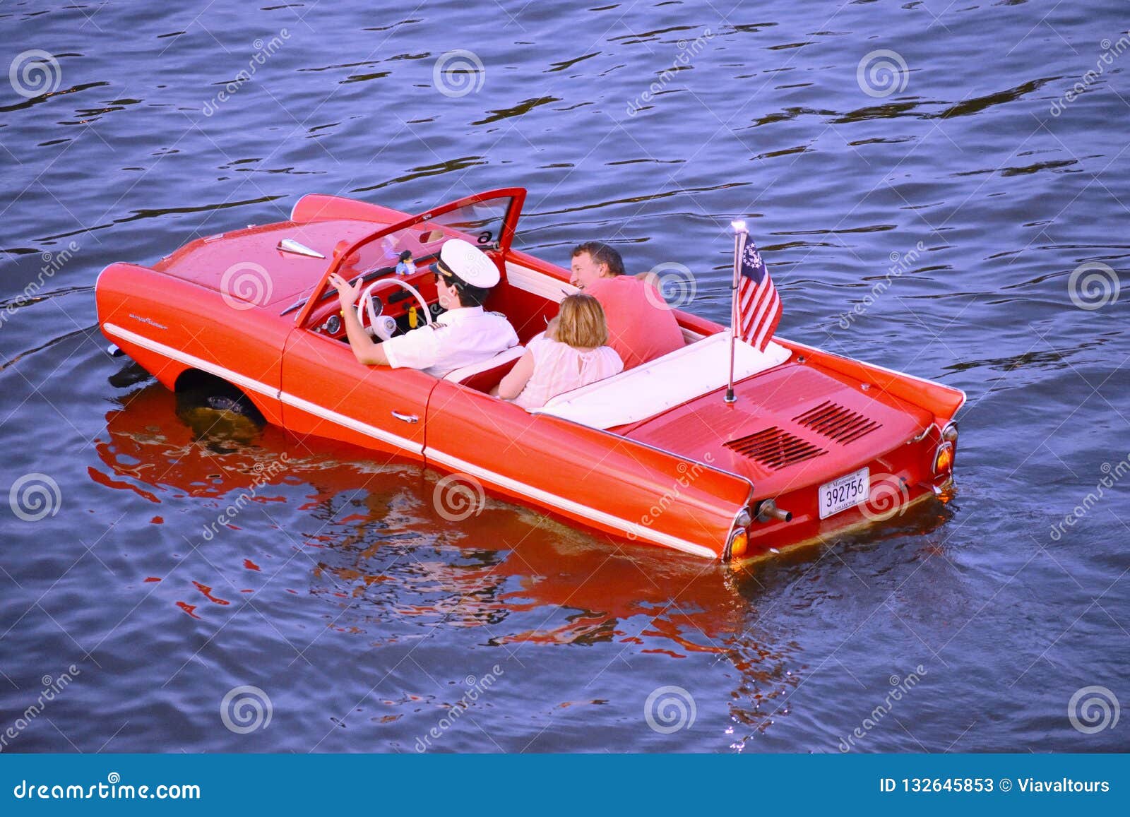 Orlando, Florida 9 de novembro de 2018 Pares agradáveis que têm o passeio vermelho anfíbio do carro do divertimento sobre o lago azul na área de Buena Vista do lago