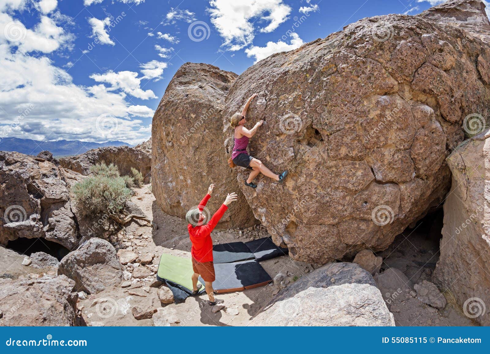 Pares Bouldering imagen de archivo. Imagen de torpe, roca 55085115