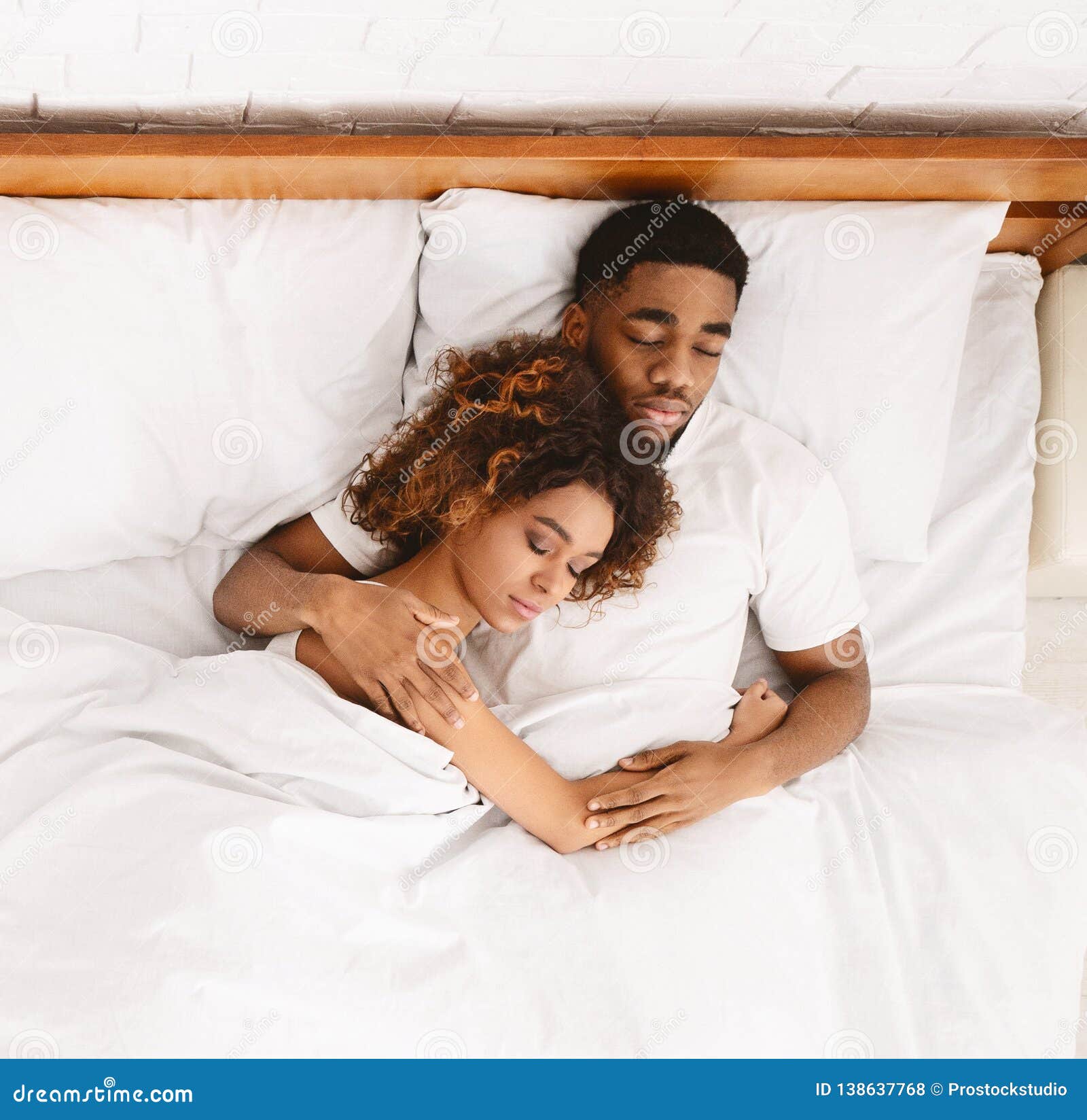 Pares De Amor Que Duermen En Cama Y El Abrazo Foto de archivo - Imagen de amor, feliz: 138637768 Pares De Amor Que Duermen En Cama Y El Abrazo Foto de archivo - Imagen de amor, feliz: 138637768