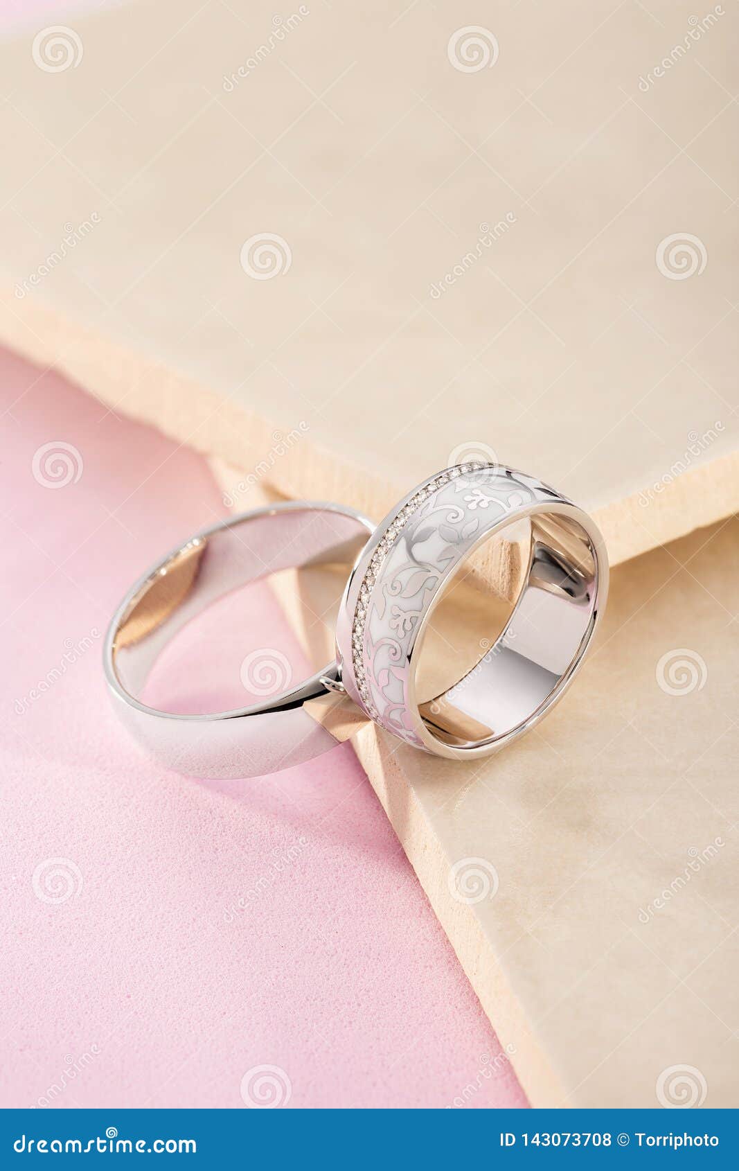 Pares De Anillos De Plata De La Boda De La Elegancia En Fondo En Colores Pastel  Anillo Para Mujer Con El Esmalte Blanco, Los Diam Foto de archivo - Imagen  de exclusivo,