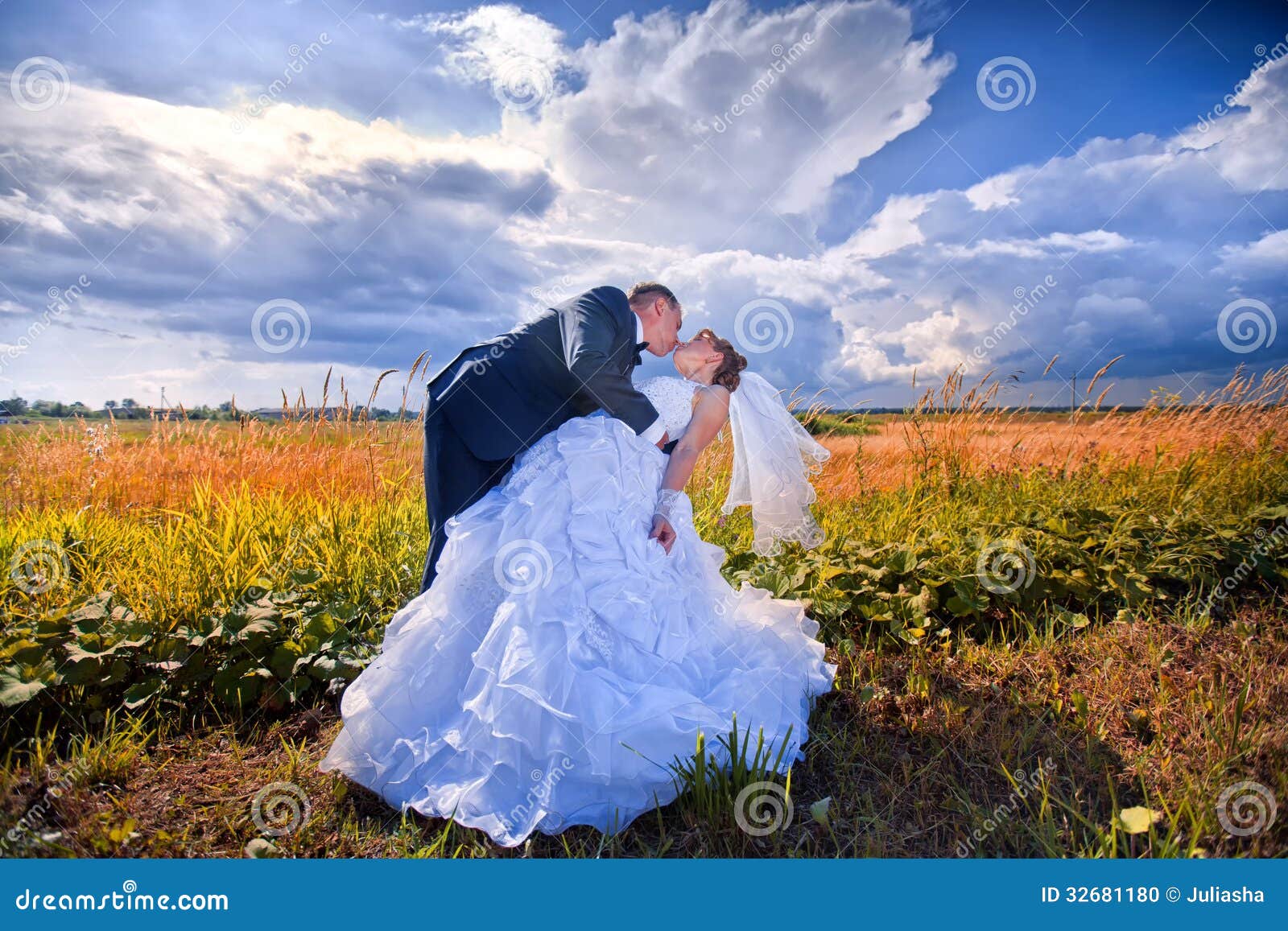 Pares de la boda en un campo