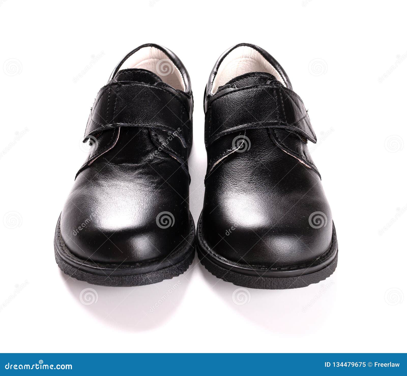 Pares Zapato De Cuero Negro a Estrenar Para Los Niños En Blanco Imagen de archivo - Imagen de nuevo, trendy: 134479675