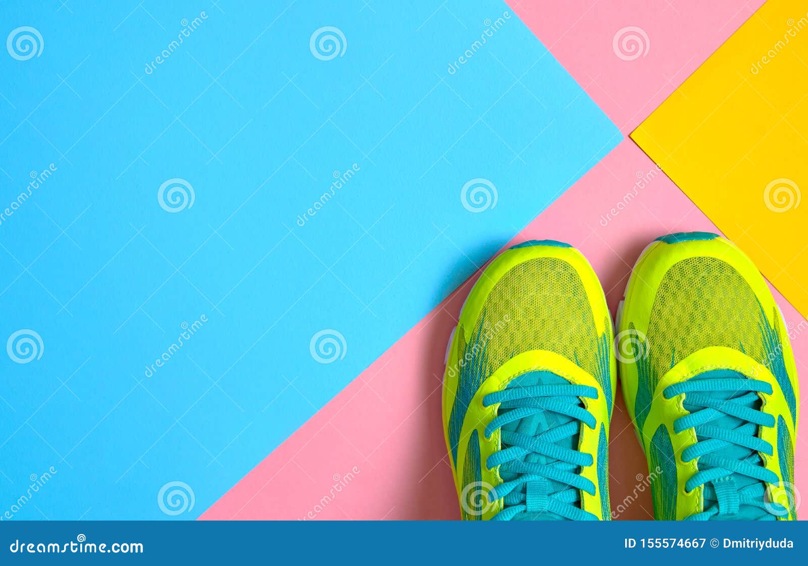 Fábula medio Culo Pares De Zapatos Del Deporte En Fondo Colorido Nuevas Zapatillas De Deporte  En El Fondo En Colores Pastel Del Rosa, Azul Y Amaril Imagen de archivo -  Imagen de azul, ejercicio: 155574667