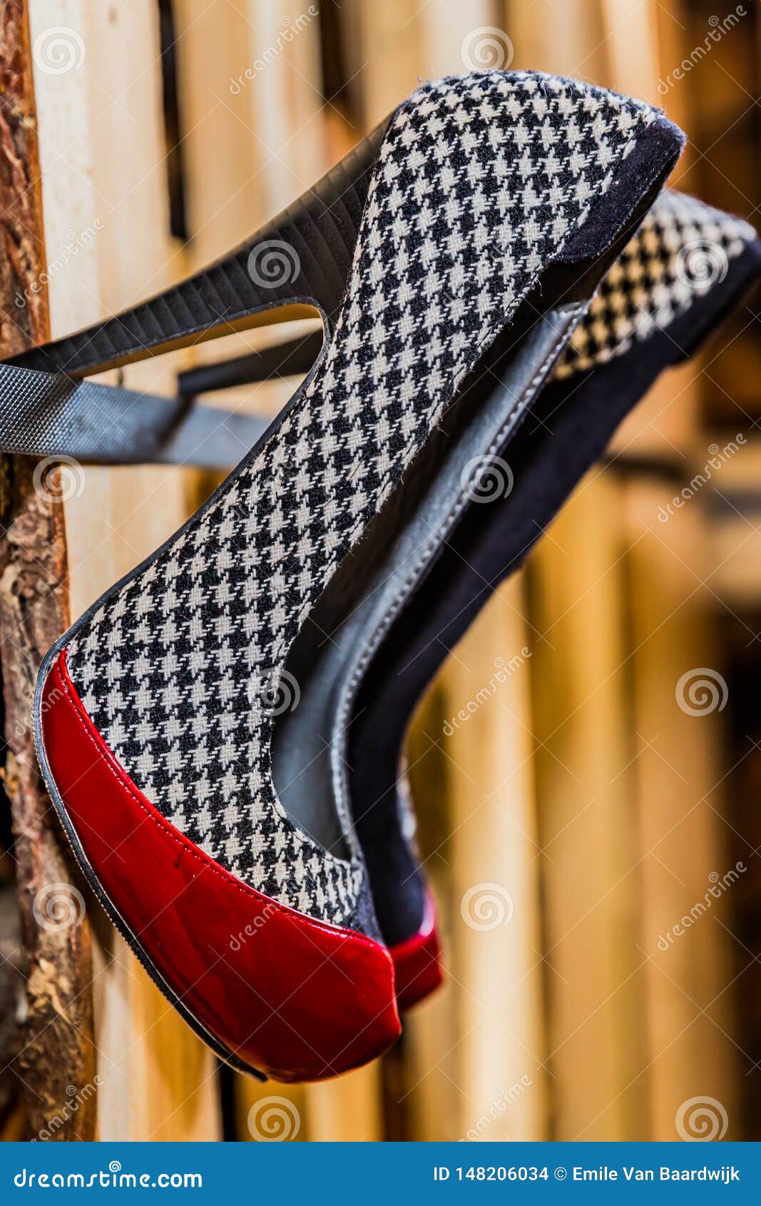 Pares De Zapatos De Tacón Alto Con Una Combinación De Colores Negros, Rojos Y Blancos Foto de archivo - Imagen de fashionable: