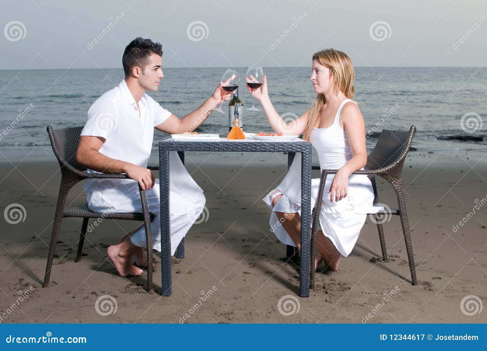 Pares En Una Cena Romántica En La Playa Imagen de archivo - Imagen de copa, persona: 12344617 Pares En Una Cena Romántica En La Playa Imagen de archivo - Imagen de copa, persona: 12344617