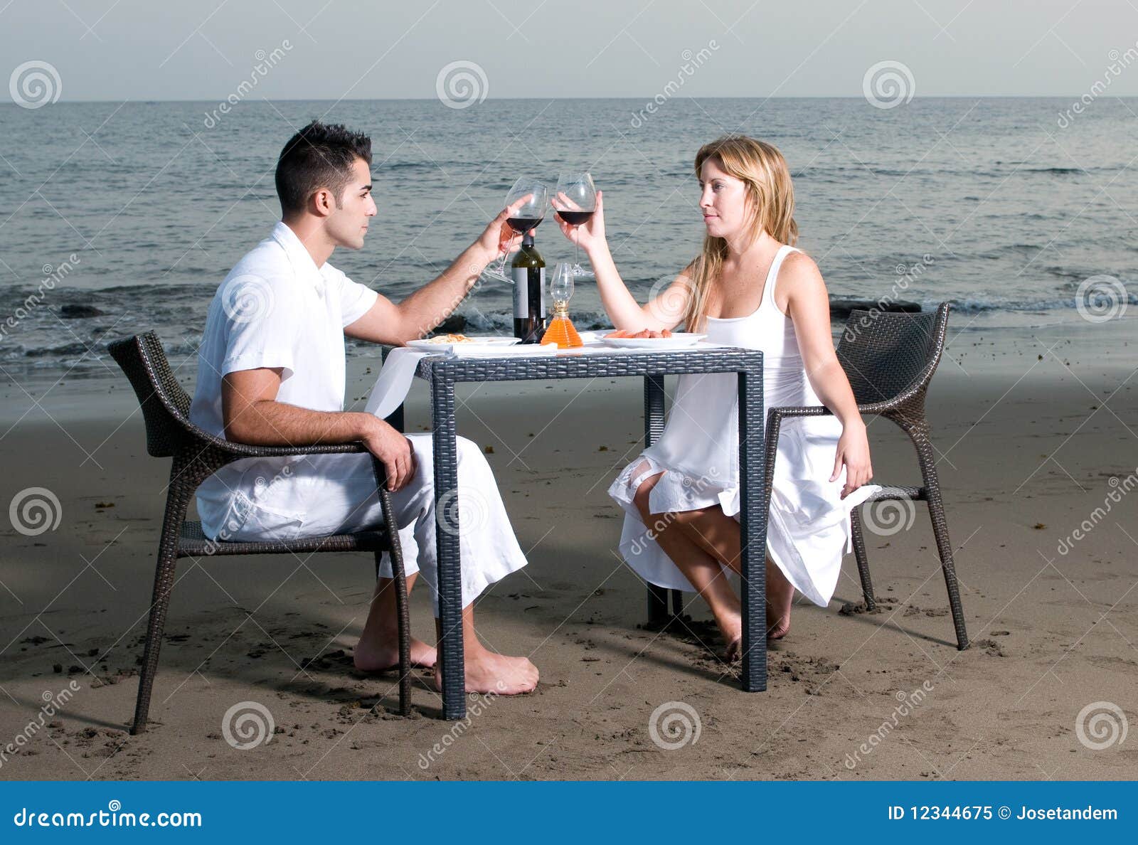 Pares En Una Cena Romántica En La Playa Imagen de archivo - Imagen de  chimenea, vino: 12344675