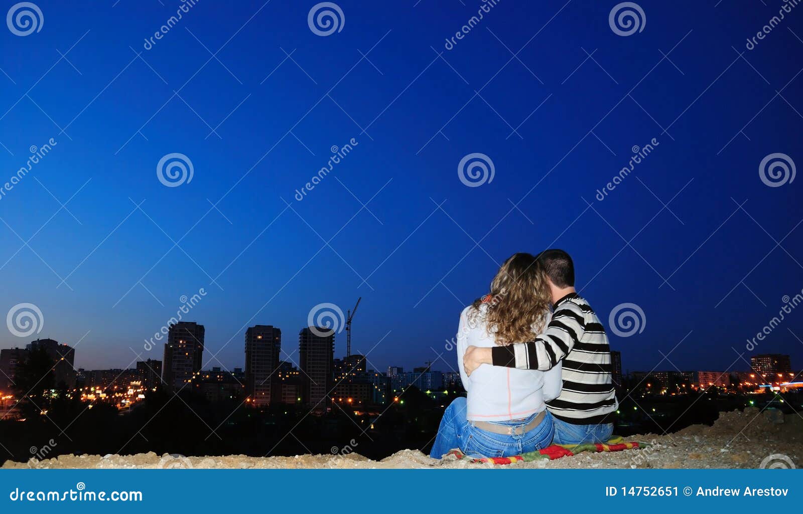 Pares enamorados en una ciudad de la noche. Pares enamorados a punto de una ciudad de la noche