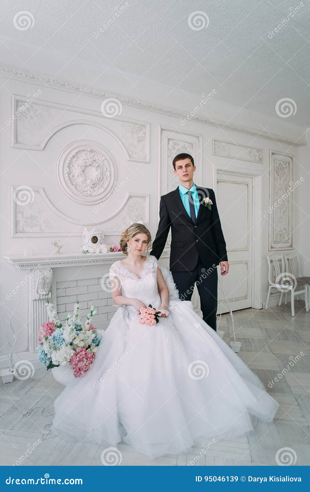 Pares Felices La Sesión Fotográfica De La Boda En El Estudio Blanco Con La  Decoración De La Boda Se Besa, Abraza Imagen De Archivo - Imagen De Retro,  Azul: 95046139