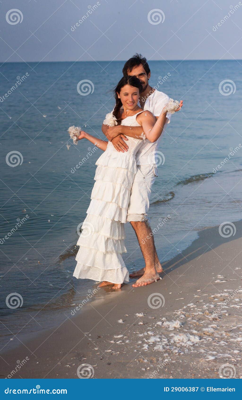 Jovenes En La Ropa Blanca En La Playa de archivo - de amor, familia: 29006387