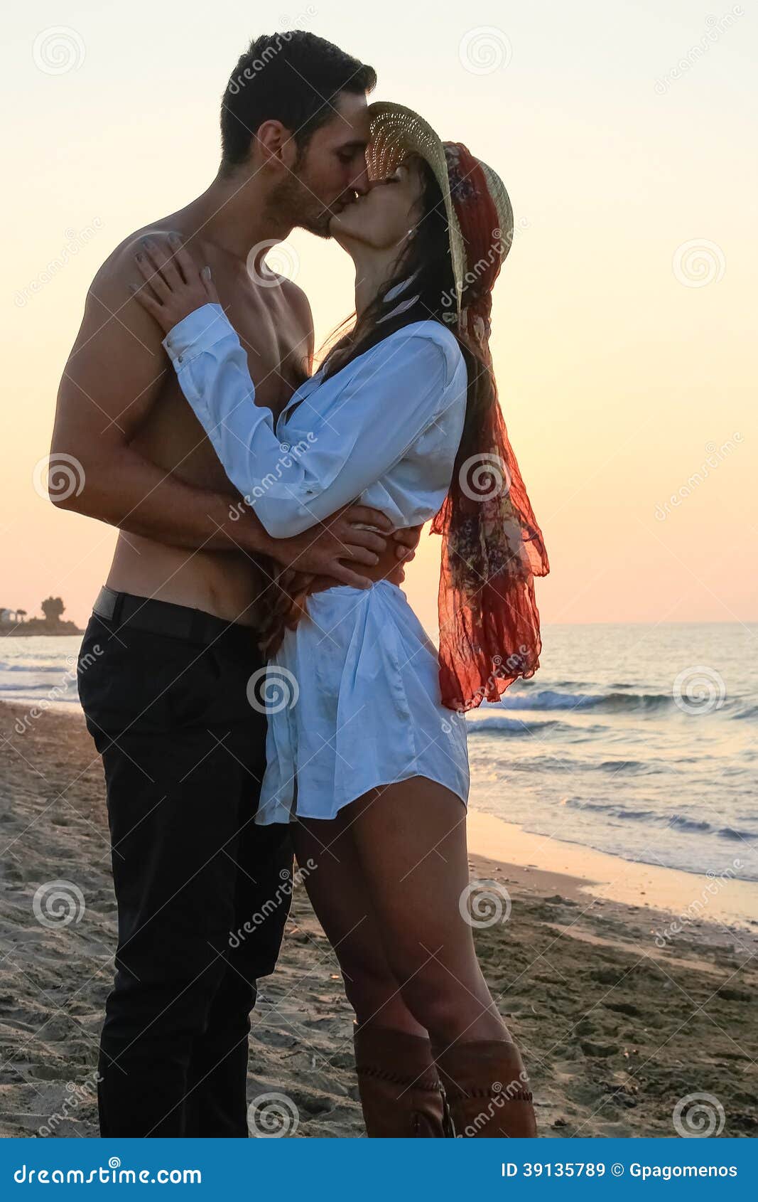 Pares Jovenes Felices Que Se Besan En La Playa En La Oscuridad Imagen de  archivo - Imagen de océano, abrace: 39135789