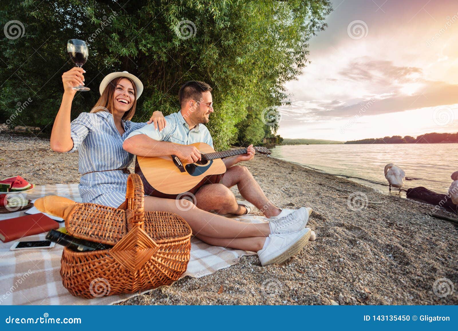 https://thumbs.dreamstime.com/z/pares-jovenes-que-disfrutan-de-su-tiempo-teniendo-comida-campestre-rom%C3%A1ntica-en-la-playa-tocar-guitarra-y-canto-rom%C3%A1ntico-143135450.jpg