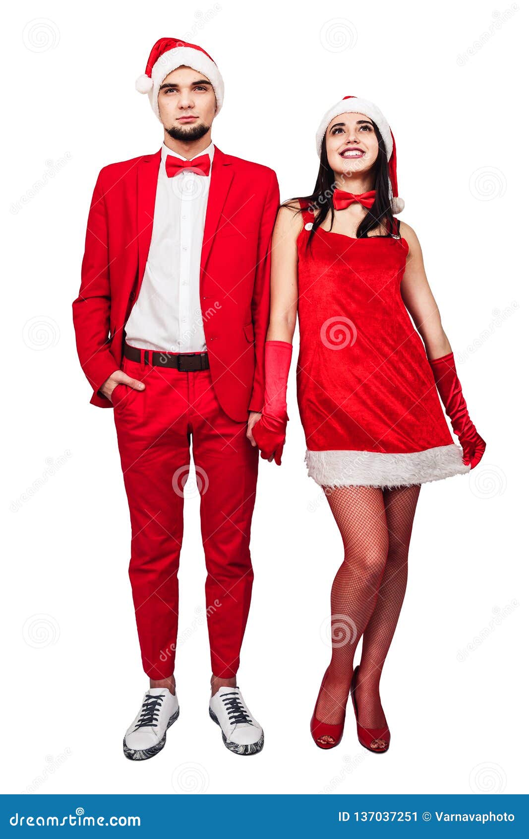 Pares Jovenes Que Se Divierten En Un Partido Del Tema De La Navidad Hombre  Joven Y Mujer En Trajes Rojos Con Los Sombreros De Pap Imagen de archivo -  Imagen de sonriente,