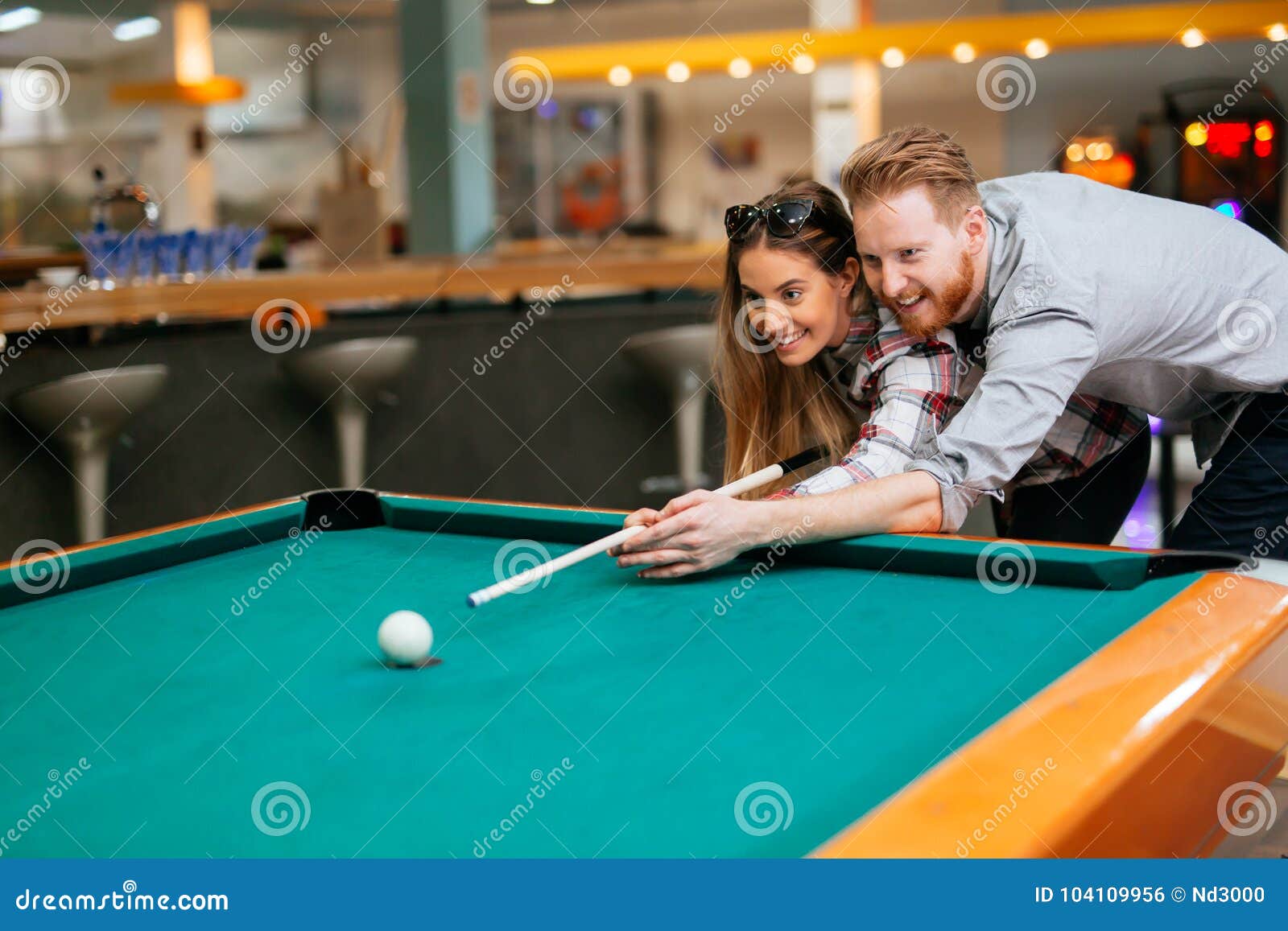 Amigos na sala de jogos jogando sinuca