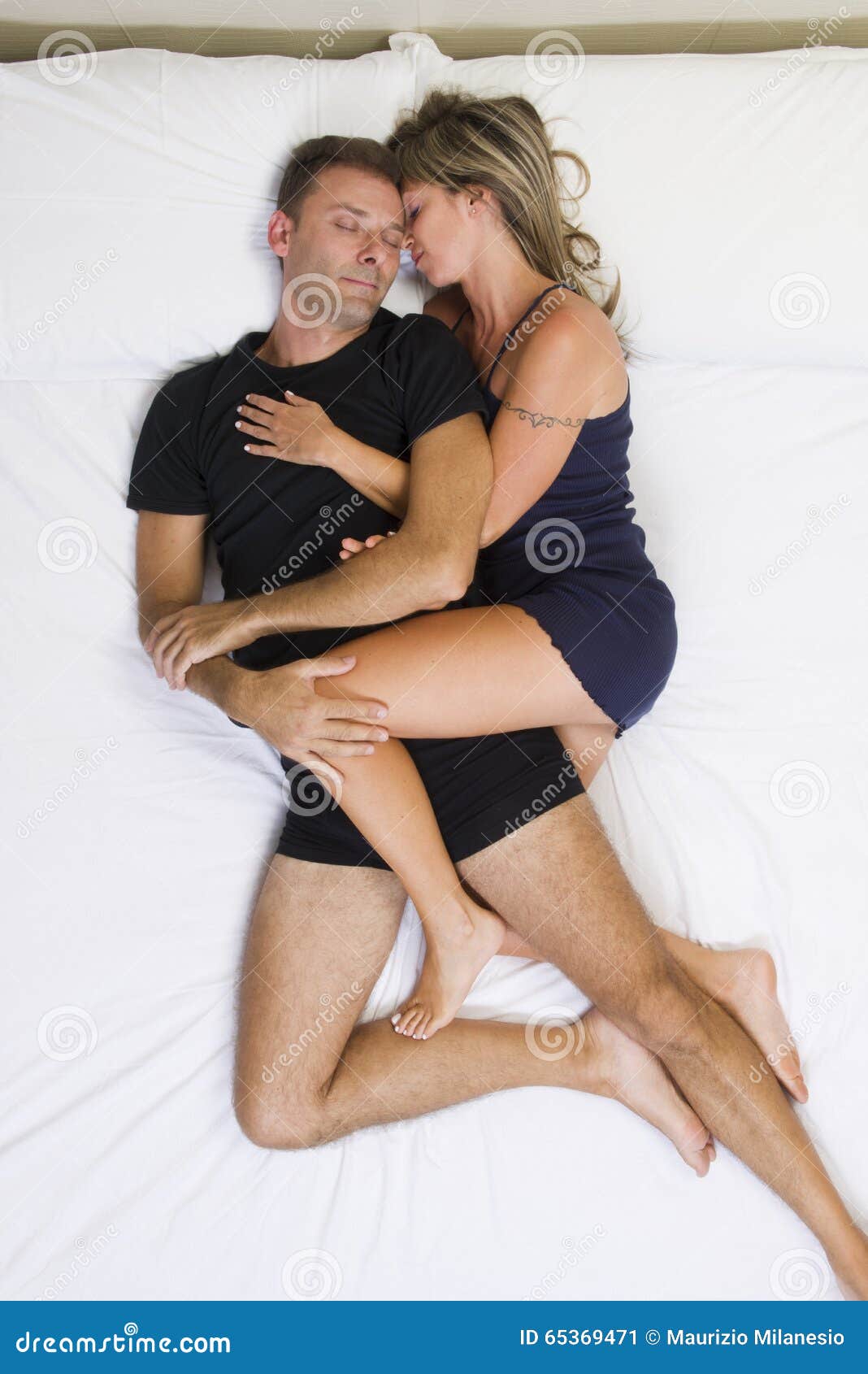 Pares Sonrientes Abrazados En La Cama Imagen de archivo - Imagen de  riéndose, deslumbrante: 65369471