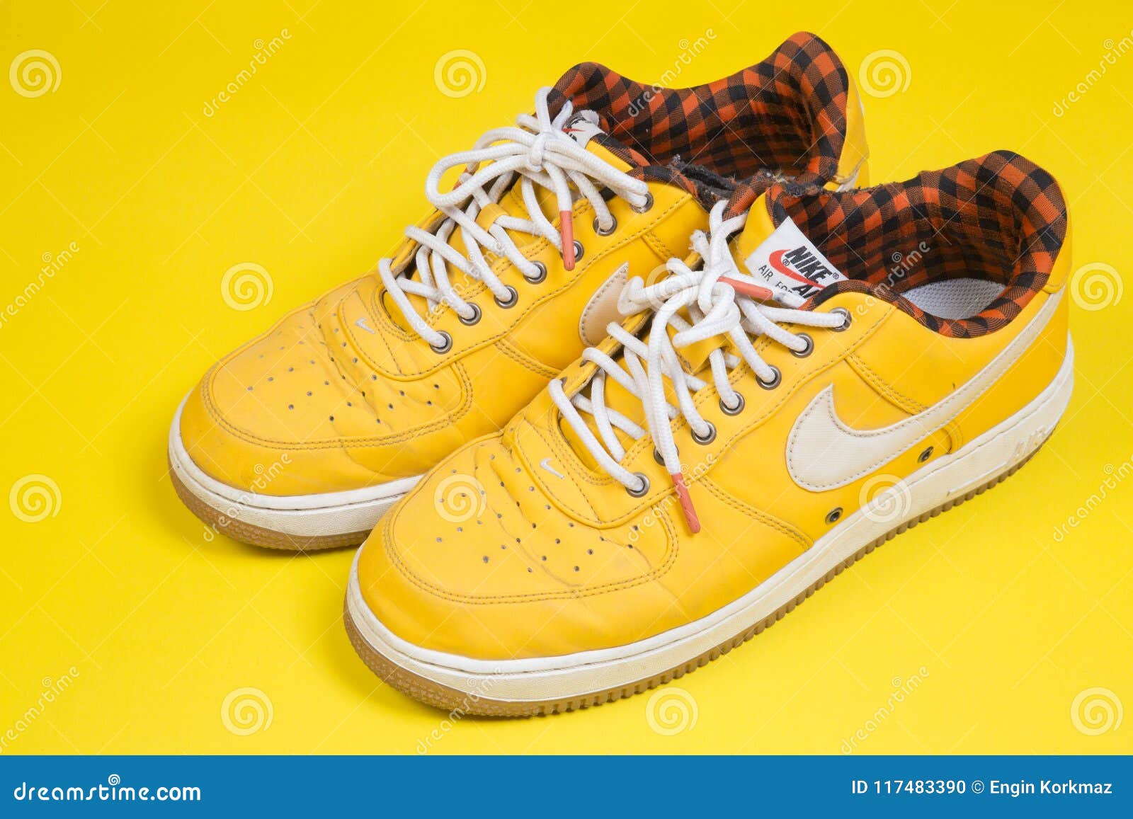 Pares Usados De Zapatillas De Deporte Amarillas De Nike Air Force En Fondo Amarillo editorial - Imagen de editorial, cordones: 117483390