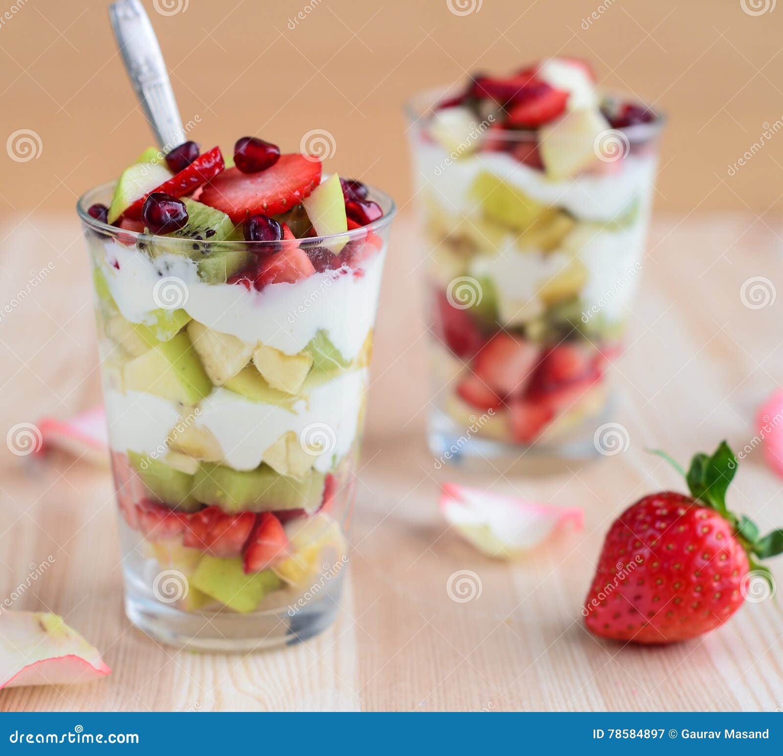 Crème glacée de parfait avec des mangues, kiwi, pommes vertes de coupe, bananes, fraise, yaourt, crème de lait, mueseli