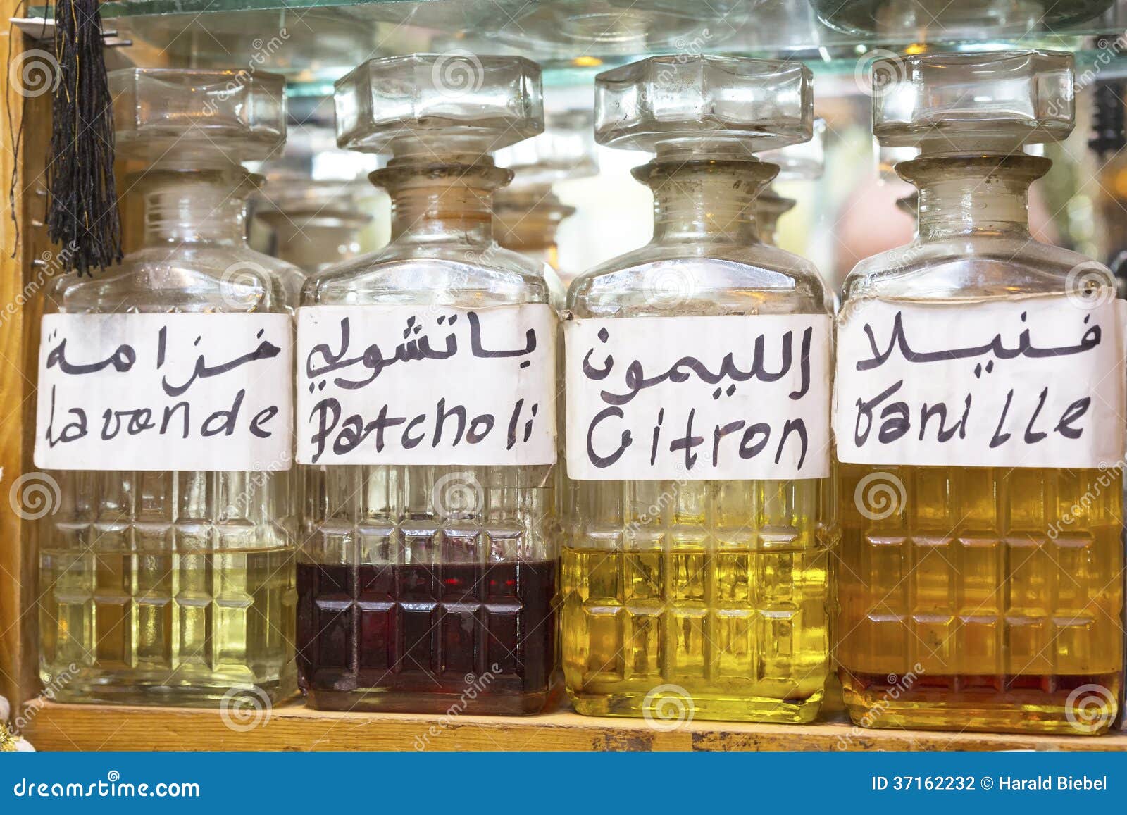 mozaïek Infrarood verkrachting Parfum Voor Verkoop Op Een Marokkaanse Markt Stock Foto - Image of markt,  afrika: 37162232