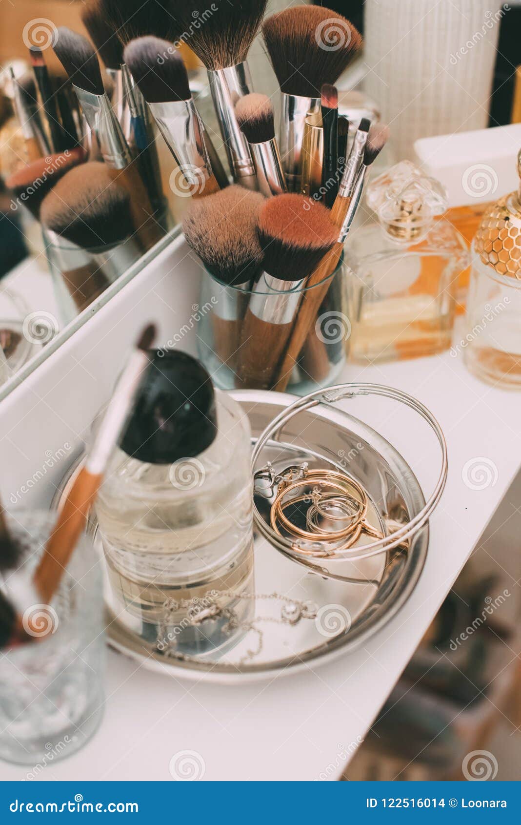 Parfumerie Et Cosmétiques Sur Une Coiffeuse Avec Un Miroir Image