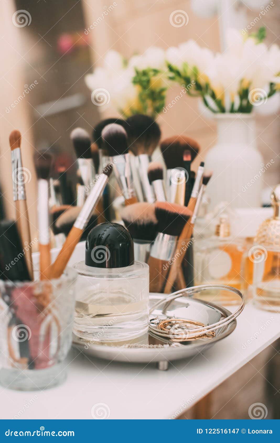 Parfumerie Et Cosmétiques Sur Une Coiffeuse Avec Un Miroir Image