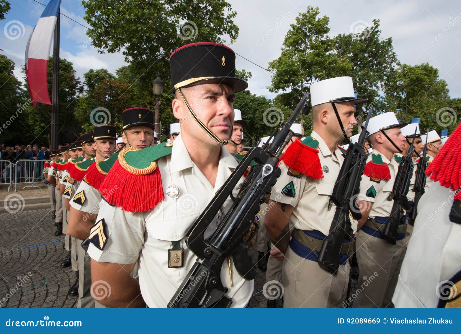 Parijs, Frankrijk - Juli 14, 2012 Militairen Van Het Franse ...