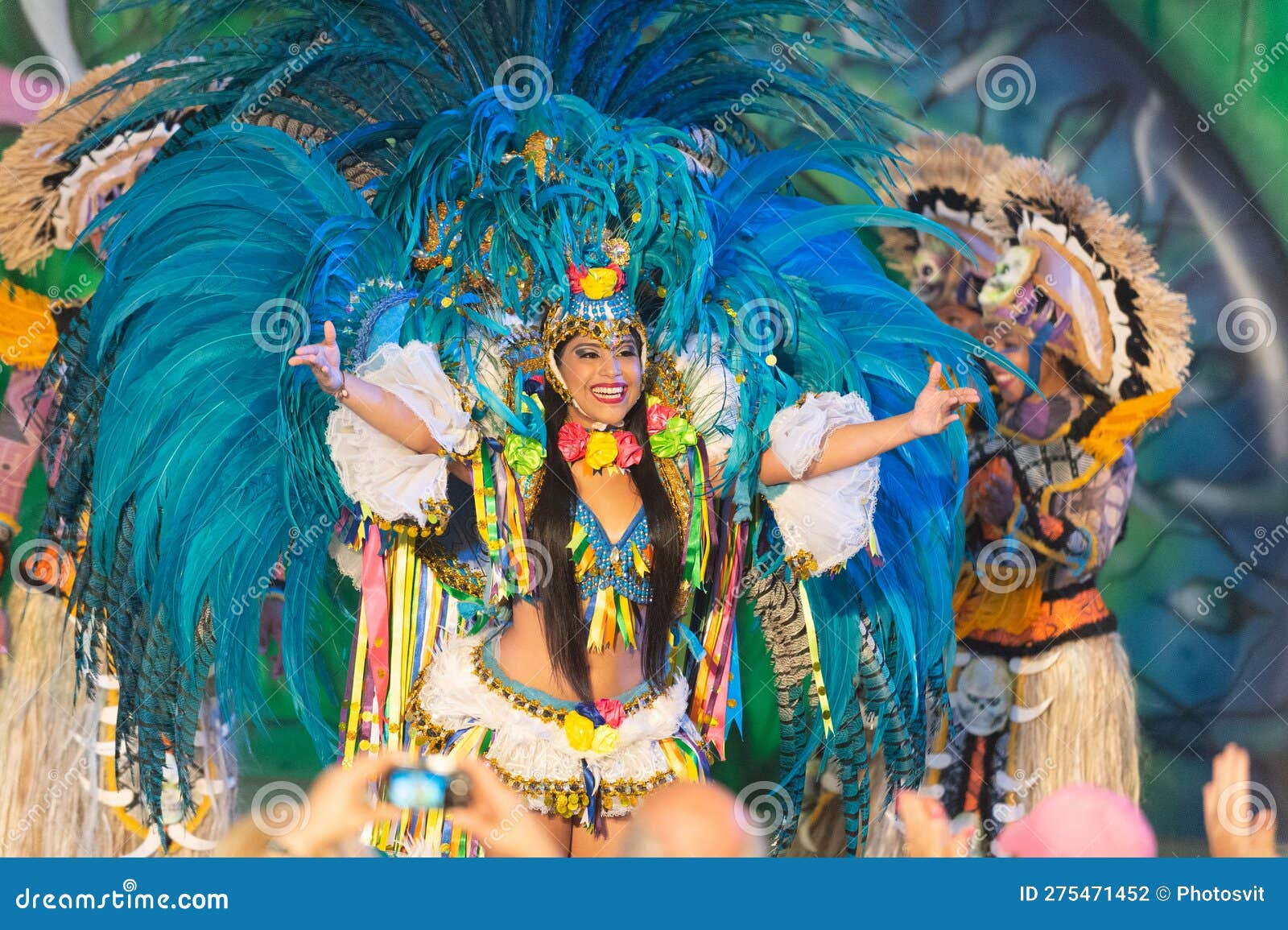Parintine Brasile Dicembre 06 2015 : Carnevale Samba Brasiliano Ballerino  in Costume Da Piume Fotografia Editoriale - Immagine di colorato, brasile:  275471452
