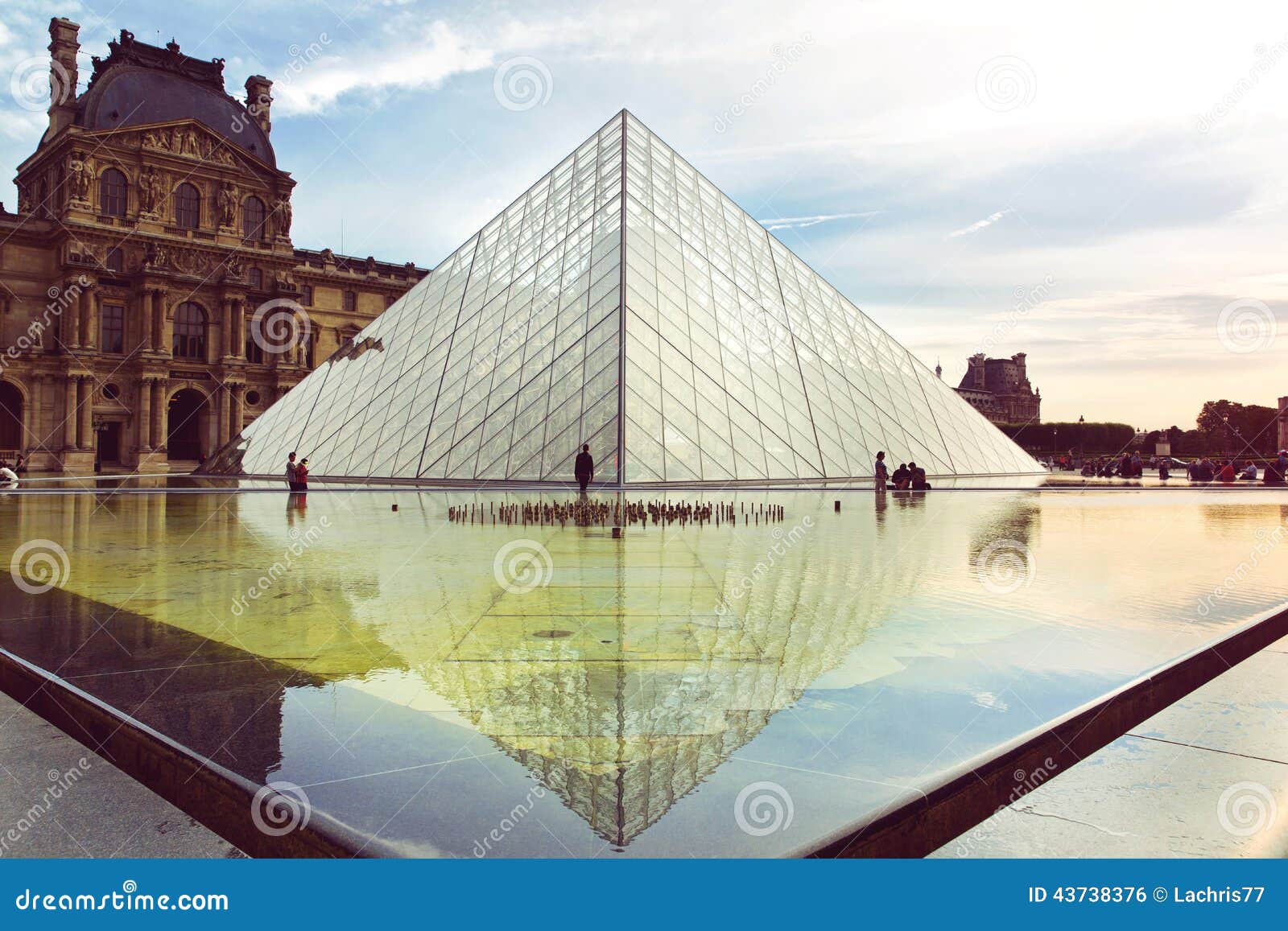 O museu famoso do Louvre em Paris, França