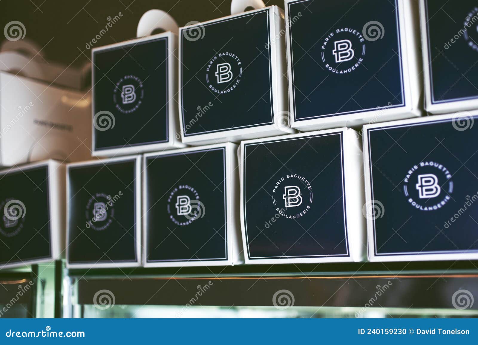https://thumbs.dreamstime.com/z/paris-baguette-logo-to-go-boxes-los-angeles-california-united-states-view-several-to-go-containers-korean-pastry-240159230.jpg