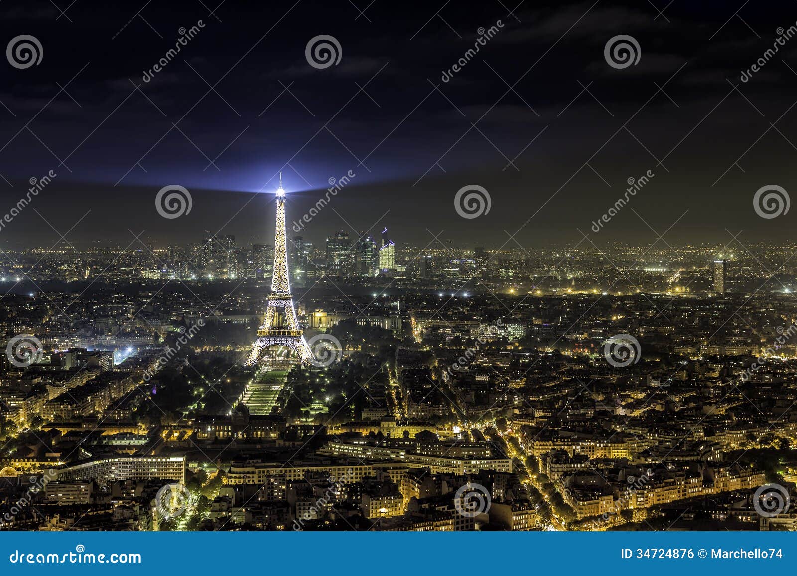 Paris bis zum Nacht. PARIS - 2. OKTOBER: Eiffelturmlichtshow nachts am 2. Oktober 2013 in Paris, Frankreich. Vogelperspektive von Paris mit Eiffelturm, der das höchste und besuchte Monument in Frankreich ist.