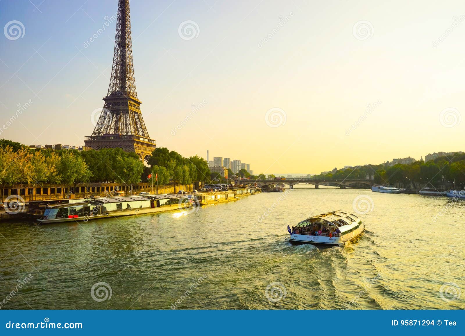 Paris downtown editorial stock image. Image of french - 95871294
