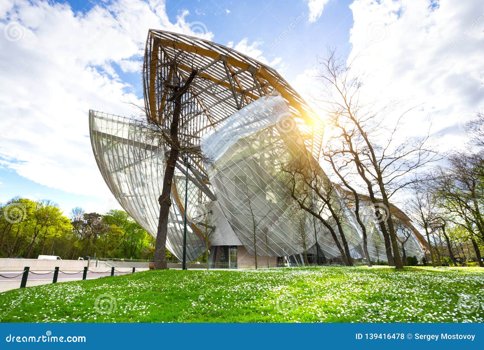 Paris - Fondation Louis Vuitton Editorial Stock Image - Image of