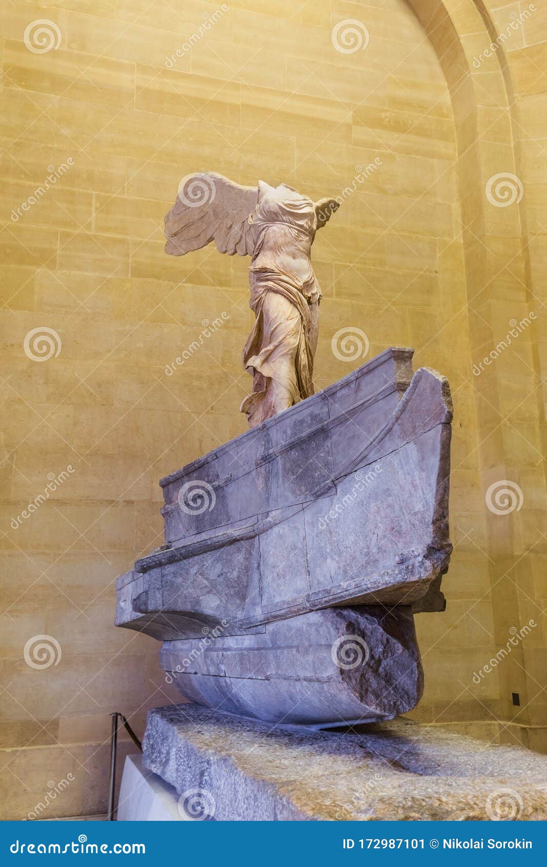 nike louvre statue