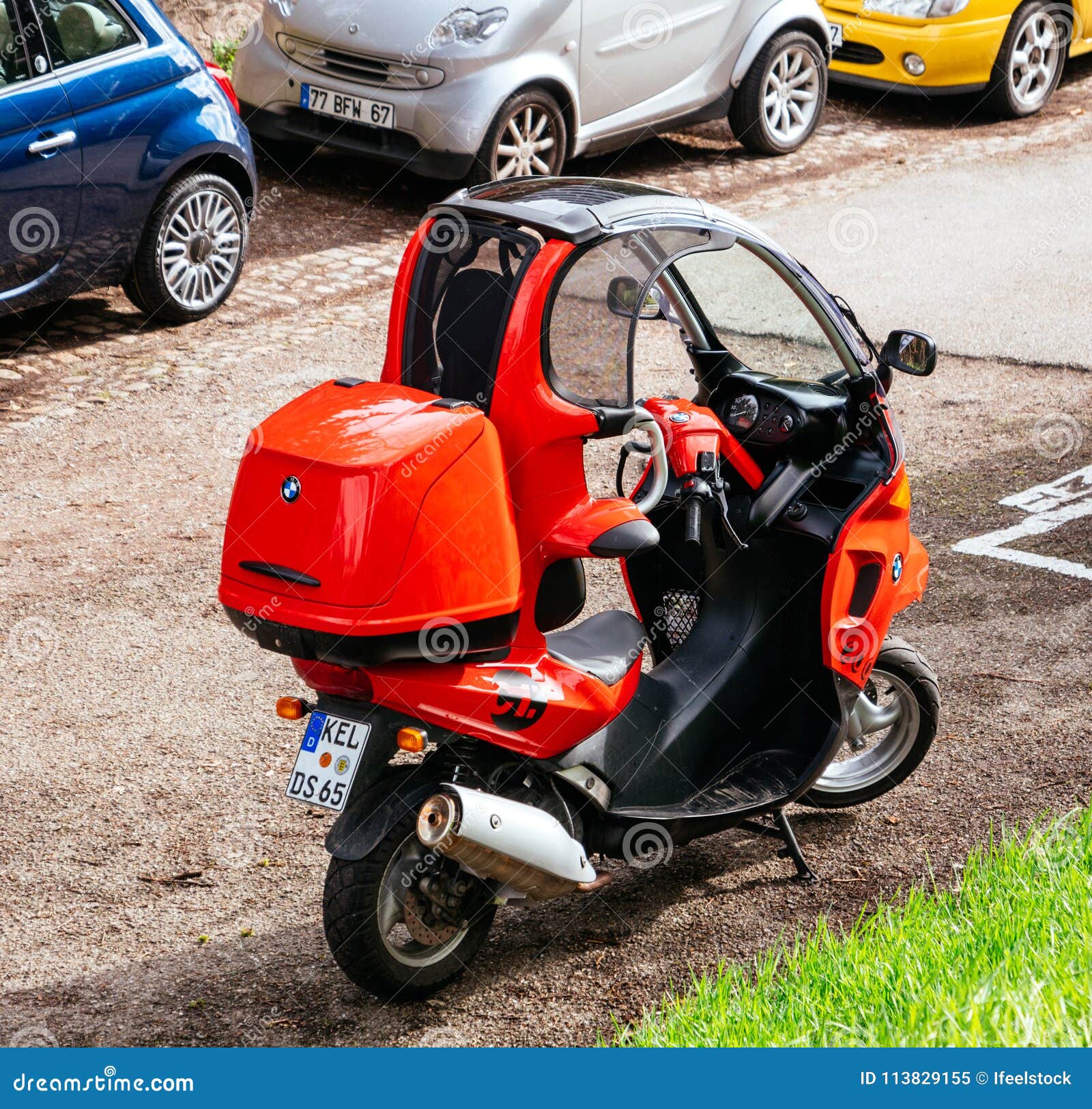 Mono bloquear Campo de minas BMW C1 Enclosed Scooter Manufactured by Bertone for BMW Editorial Image - Image of motorcycle, moped: 113829155 Mono bloquear Campo de minas BMW C1 Enclosed Scooter Manufactured by Bertone for BMW Editorial Image - Image of motorcycle, moped: 113829155