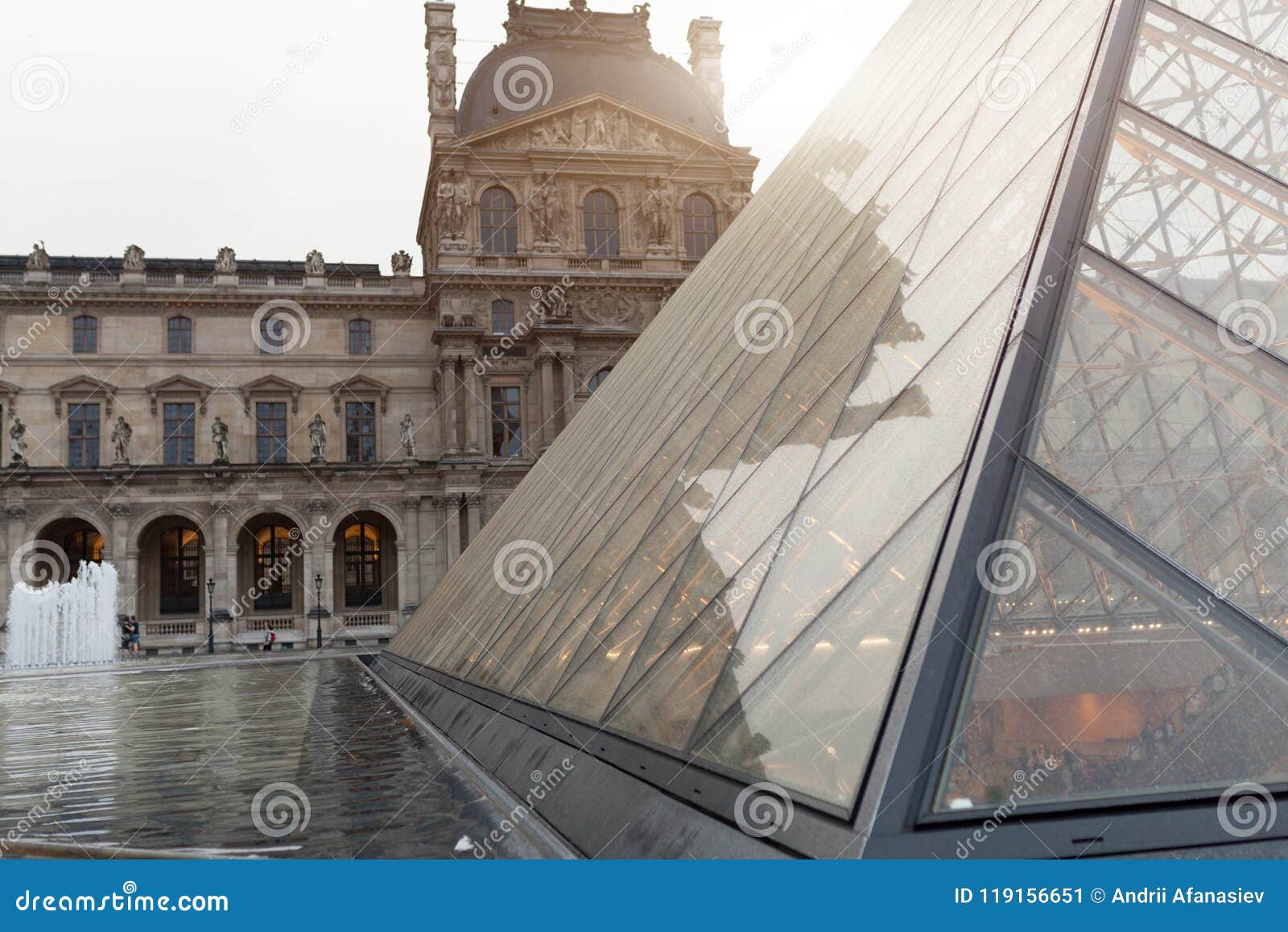 Paris France 1er Juin 2018 Place De Musée De Louvre Avec