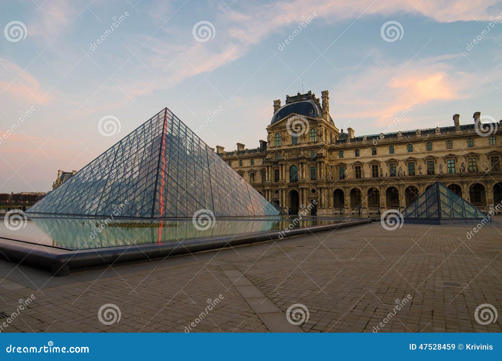 Paris (France) Grelha pirâmide. Paris (France) Louvre no nascer do sol