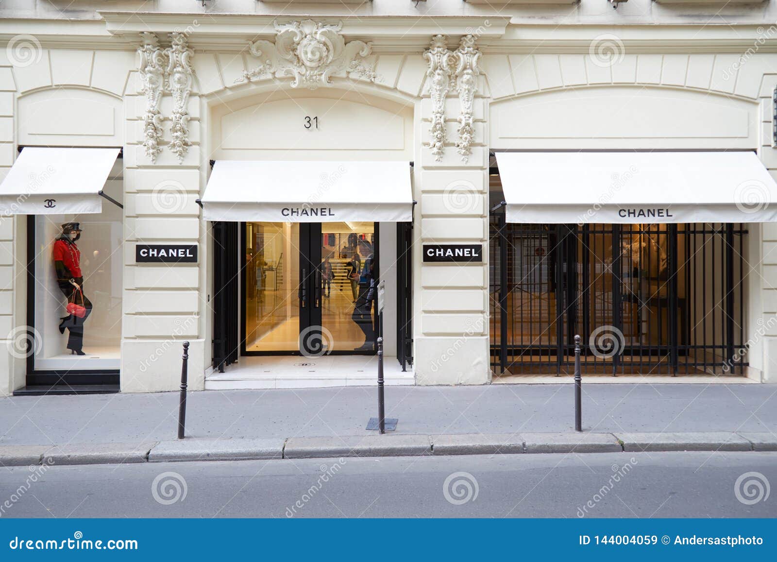 Chanel Fashion Luxury Store In Paris, France Editorial Stock Image - Image of facade, gold ...