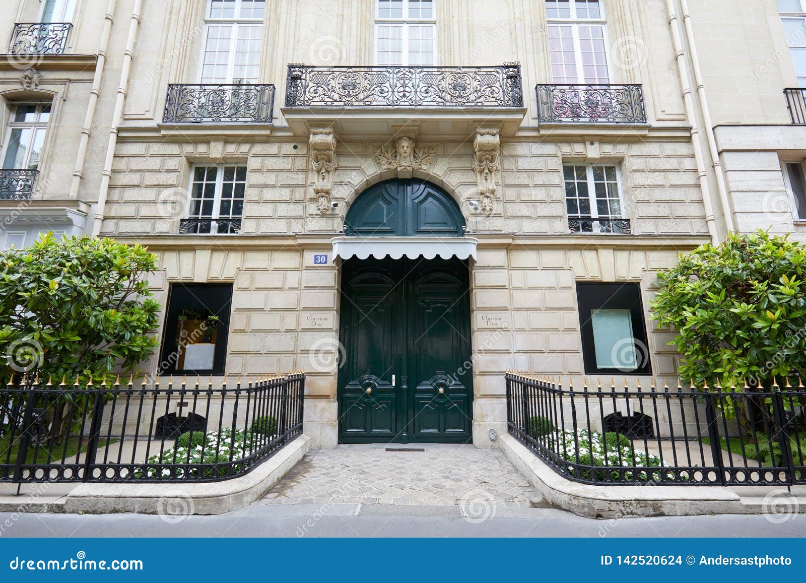 Christian Dior Building Maison In Avenue Montaigne 30 In Paris