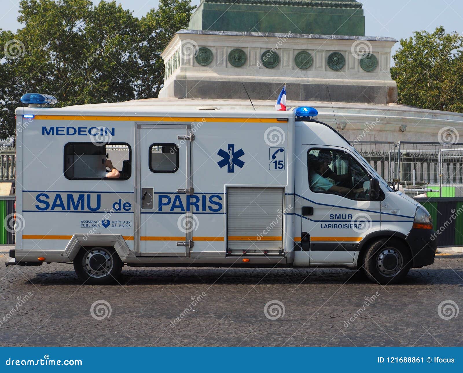 French Emergency Vehicle Rushes Through Paris Editorial Photo - Image of  situation, rushes: 121688861