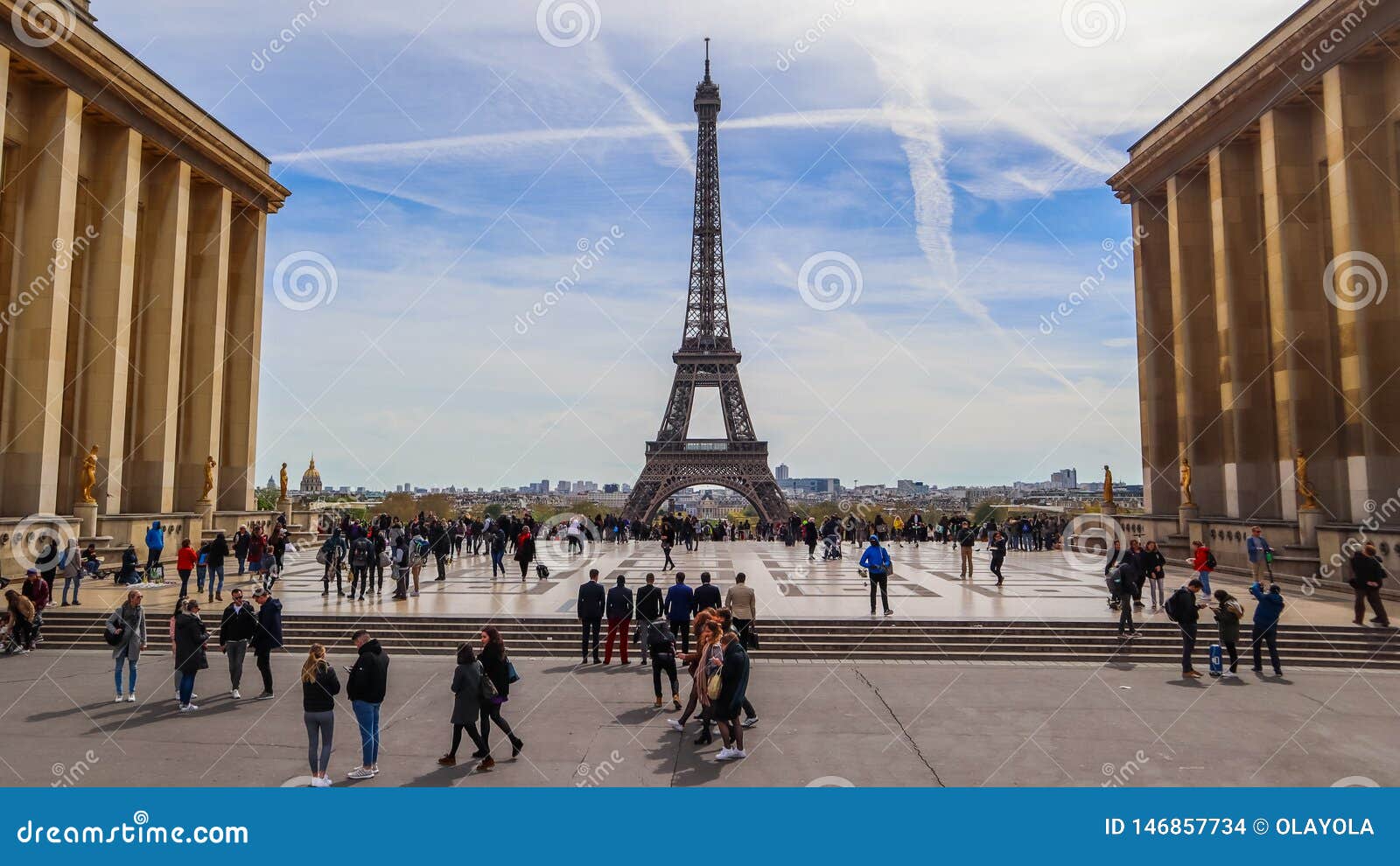 Paris/França - 5 de abril de 2019: Ideia bonita da torre Eiffel e da arquitetura da cidade de Trocadero Povos na plaza varrendo do Palais de Chaillot em Paris