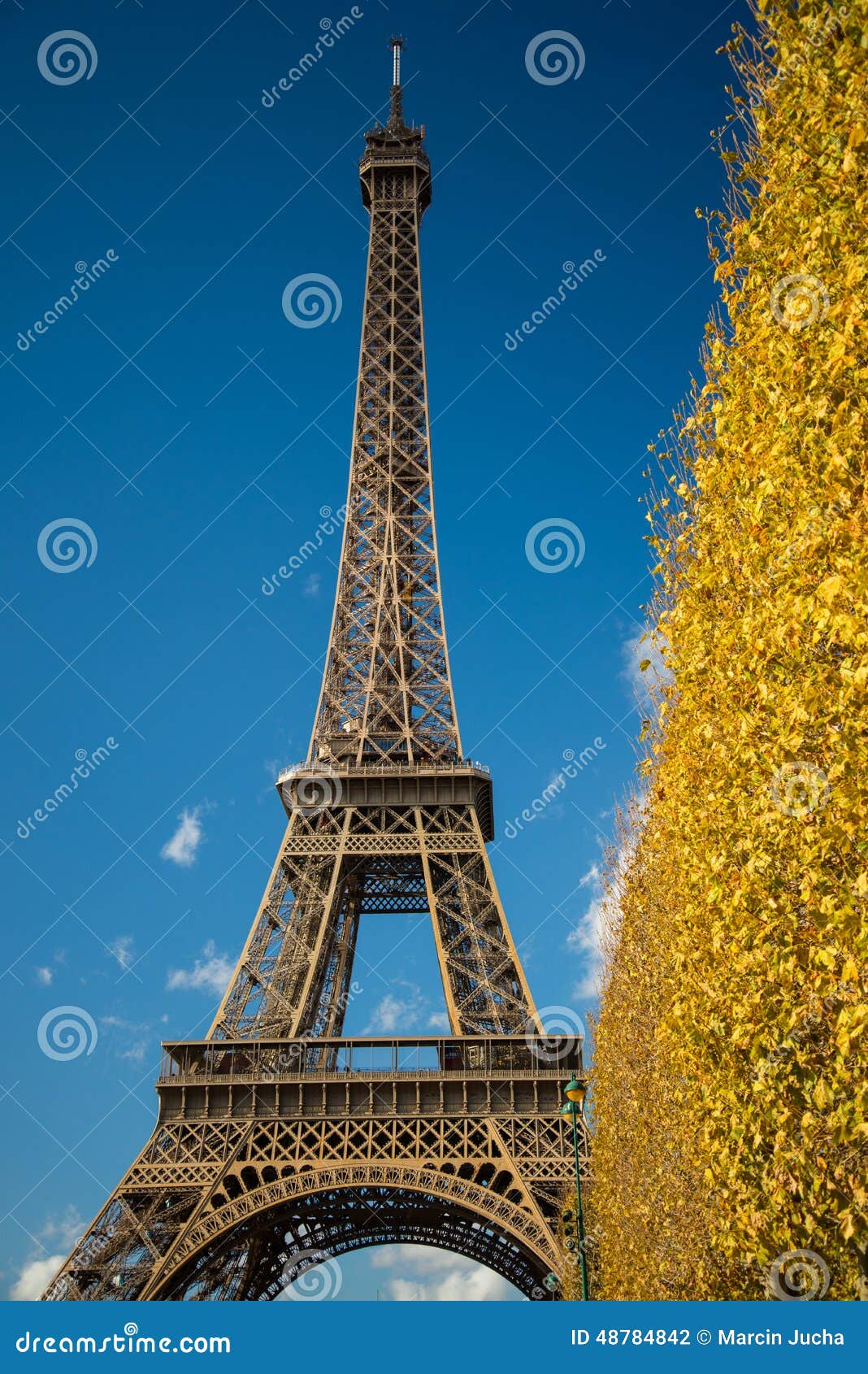 PARIS, FRANÇA - 9 de novembro de 2014 torre Eiffel sobre o céu azul e. PARIS, FRANÇA - 9 de novembro de 2014 a torre Eiffel sobre o céu azul e a queda sae, atraction principal do turista em Paris, França