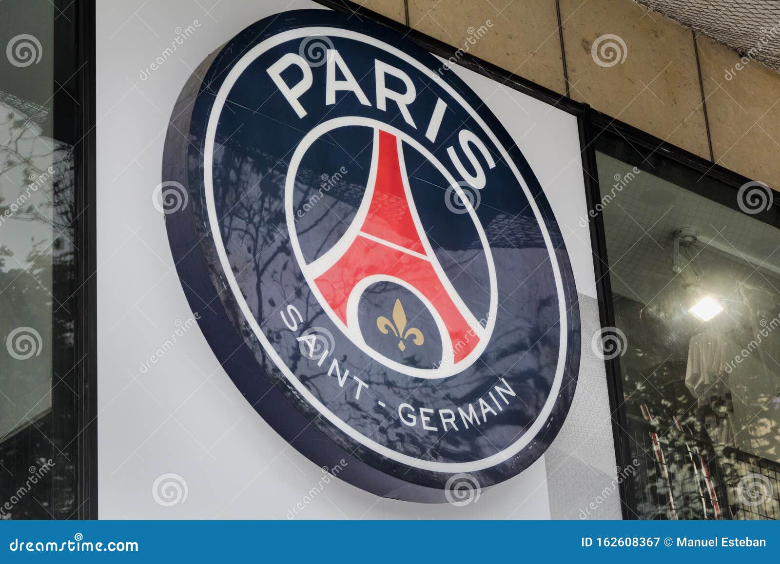 Antagonist de begeleiding Muildier Paris Saint-Germain Logo on Saint-Germain Football Club Store Editorial  Photography - Image of symbol, expensive: 162608367