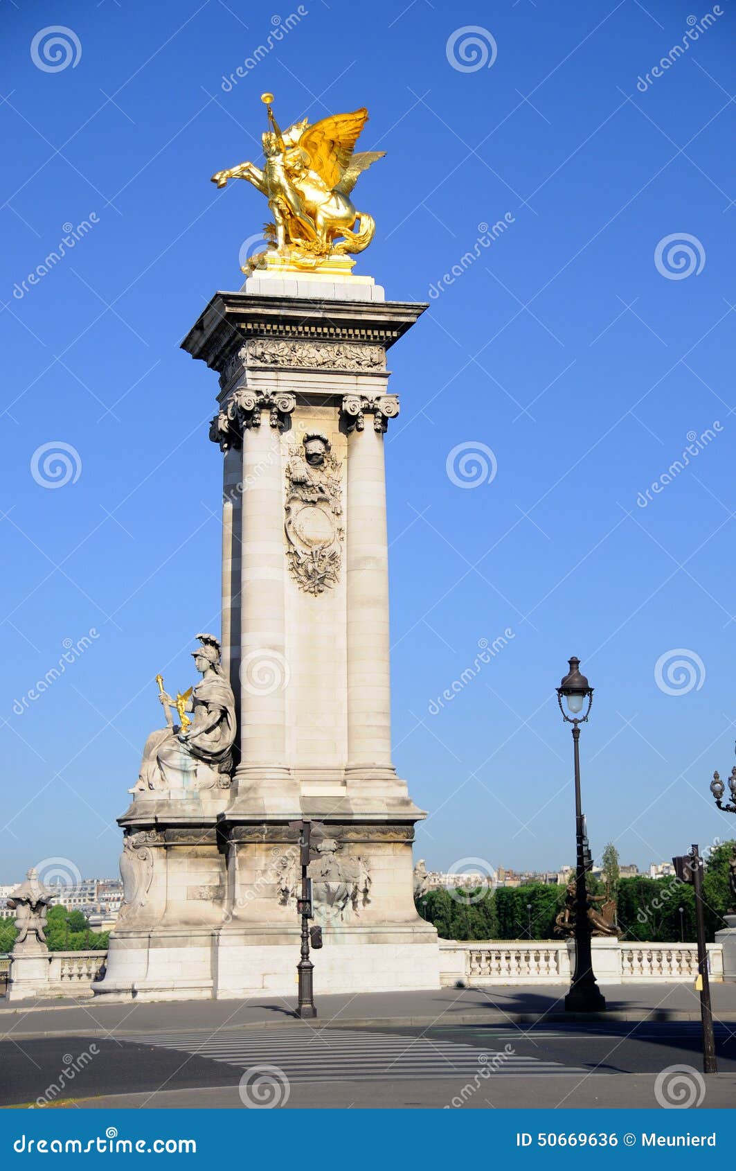 Paris, Statuen stockfoto. Bild von vergoldet, grenzstein 50669636
